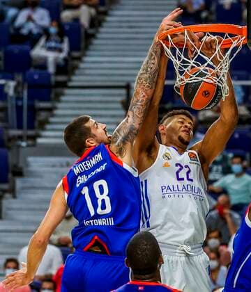 Real Madrid s center Walter Tavares (R) dunks over Anadolu s forward Adrien Moerman (L) during the Euroleague basketball game between Real Madrid and Anadolu EFES at WiZink Center in Madrid, Spain, 30 September 2021. Real Madrid - Anadolu EFES !ACHTUNG: NUR REDAKTIONELLE NUTZUNG!  Copyright: xJUANJOxMARTINx GRAF2577 20210930-ccd696674d4c063cb55f27183748a08d222e0334