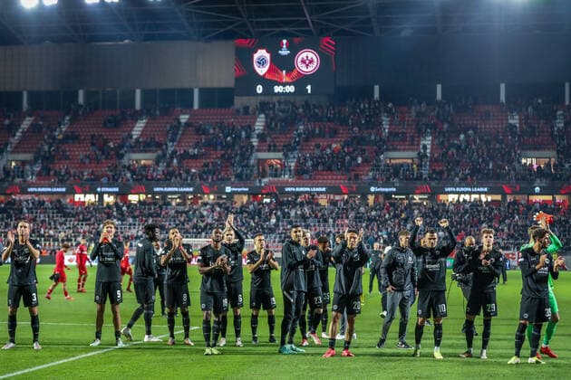 Eintracht Frankfurt team celebrates with fans, BEL, Royal Antwerp Antwerpen FC vs Eintracht Frankfurt, UEFA Europa League Group D, group stage, season 2021 2022, 30 09 2021, , DFB DFL regulations prohibit any use of photographs as image sequences and or quasi video , BEL, Royal Antwerp Antwerpen FC vs Eintracht Frankfurt, UEFA Europa League Group D, group stage, season 2021 2022, 30 09 2021 Antwerp Copyright: xEibner-Pressefoto GabrielxBoiax EP_GBA