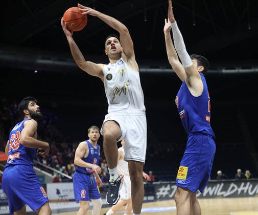 Benedikt Turudic Basketball Loewen Braunschweig on the ball