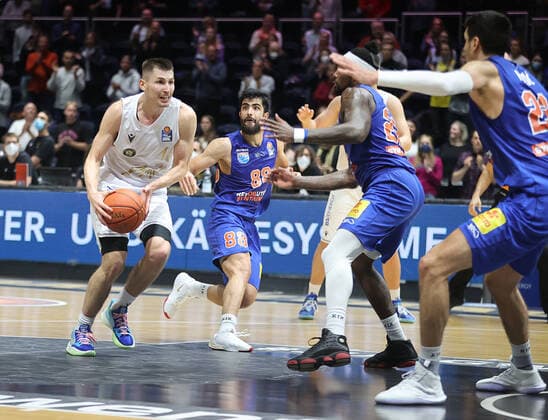 David Kraemer Basketball Loewen Braunschweig on the ball