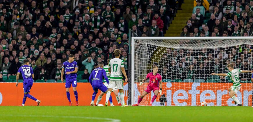 Piero Hincapie of Bayer 04 Leverkusens shot goes in off of Adam Montgomery of Celtic during the Europa League Group G match between Celtic and Bayer 04 Leverkusen at Celtic Park, Glasgow  Copyright: xKennyxRamsay,x78xNewarkxStreet,xGreenockxPA16x7TFxRenfrewshire,xScotlandx