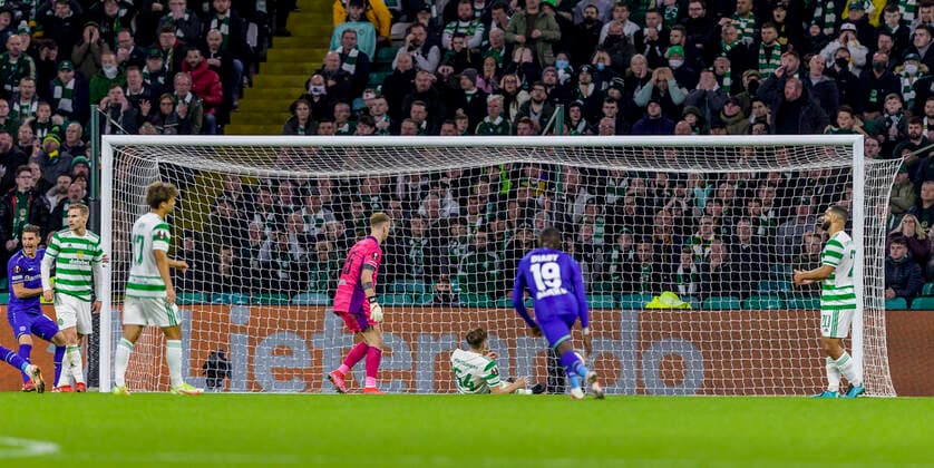 Piero Hincapie of Bayer 04 Leverkusens shot goes in off of Adam Montgomery of Celtic during the Europa League Group G match between Celtic and Bayer 04 Leverkusen at Celtic Park, Glasgow  Copyright: xKennyxRamsay,x78xNewarkxStreet,xGreenockxPA16x7TFxRenfrewshire,xScotlandx