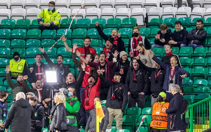 Sport Bilder des Tages Bayer 04 Leverkusen supporters before the Europa League Group G match between Celtic and Bayer 04 Leverkusen at Celtic Park, Glasgow  Copyright: xKennyxRamsay,x78xNewarkxStreet,xGreenockxPA16x7TFxRenfrewshire,xScotlandx