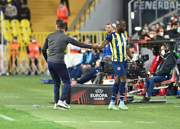 Coach Vitor Pereira and Enner Valencia of Fenerbahce during the UEFA Europa League Group D match between Fenerbahce and Olympiakos at Ulker Stadium in Istanbul , Turkey on September 30 , 2021. 