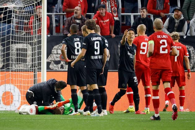 30 09 2021, football, Europa League, 2021 2022, Royal Antwerpen Eintracht Frankfurt, BEL, Antwerp, Bosuilstadion picture v li goalkeeper Kevin Trapp Eintracht Frankfurt is treated after a boeller throw. Copyright: HMBxMedia xHeikoxBecker