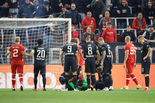 30 09 2021, football, Europa League, 2021 2022, Royal Antwerpen Eintracht Frankfurt, BEL, Antwerp, Bosuilstadion picture v li goalkeeper Kevin Trapp Eintracht Frankfurt is treated after a boeller throw. Copyright: HMBxMedia xHeikoxBecker