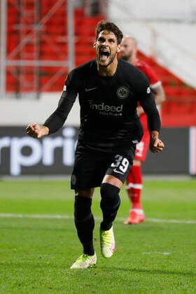 30 09 2021, Football, Europa League, 2021 2022, Royal Antwerpen Eintracht Frankfurt, BEL, Antwerp, Bosuilstadion picture v li goal scorer Goncalo Paciencia Eintracht Frankfurt , cheering after scoring the 1 0 goal, cheering, cheering, cheering, emotions Copyright: HMBxMedia xHeikoxBecker
