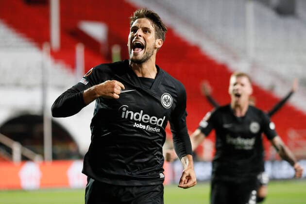 30 09 2021, Football, Europa League, 2021 2022, Royal Antwerpen Eintracht Frankfurt, BEL, Antwerp, Bosuilstadion picture v li goal scorer Goncalo Paciencia Eintracht Frankfurt , cheering after scoring the 1 0 goal, cheering, cheering, cheering, emotions Copyright: HMBxMedia xHeikoxBecker