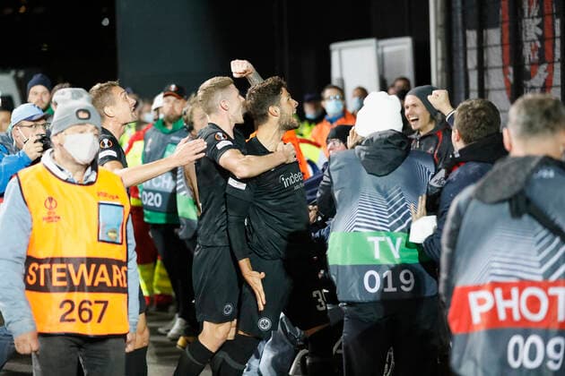 30 09 2021, Football, Europa League, 2021 2022, Royal Antwerpen Eintracht Frankfurt, BEL, Antwerp, Bosuilstadion picture v li goal scorer Goncalo Paciencia Eintracht Frankfurt , cheering after scoring the 1 0 goal, cheering, cheering, cheering, emotions Copyright: HMBxMedia xHeikoxBecker