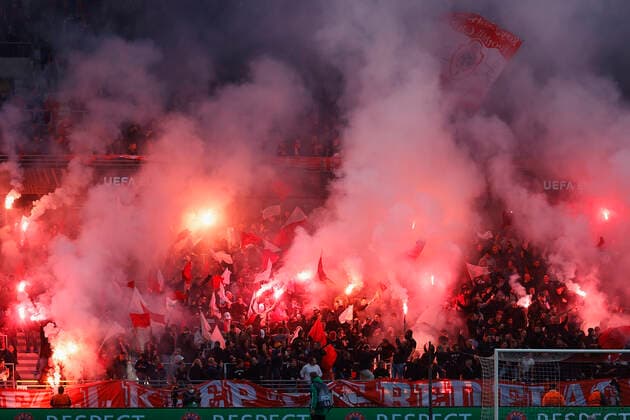 30 09 2021, football, Europa League, 2021 2022, Royal Antwerp Eintracht Frankfurt, BEL, Antwerp, Bosuilstadion picture v li pyro, pyrotechnics, smoke pots, bengalos, in Antwerp block. Copyright: HMBxMedia xHeikoxBecker