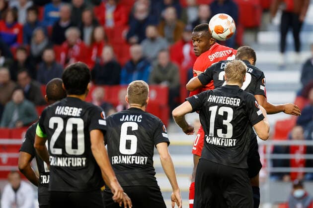 30 09 2021, football, Europa League, 2021 2022, Royal Antwerpen Eintracht Frankfurt, BEL, Antwerp, Bosuilstadion picture v li Ally Samatta Royal Antwerpen FC Copyright: HMBxMedia xHeikoxBecker