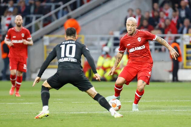 30 09 2021, Football, Europa League, 2021 2022, Royal Antwerpen Eintracht Frankfurt, BEL, Antwerp, Bosuilstadion Picture from left Filip Kostic Eintracht Frankfurt and Radja Nainggolan Royal Antwerpen FC Copyright: HMBxMedia xHeikoxBecker
