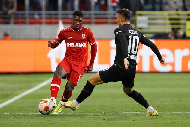 30 09 2021, Football, Europa League, 2021 2022, Royal Antwerpen Eintracht Frankfurt, BEL, Antwerp, Bosuilstadion Picture from left Aurelio Buta Royal Antwerpen FC and Filip Kostic Eintracht Frankfurt Copyright: HMBxMedia xHeikoxBecker