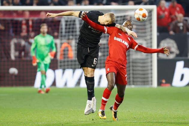 30 09 2021, Football, Europa League, 2021 2022, Royal Antwerpen Eintracht Frankfurt, BEL, Antwerp, Bosuilstadion Picture from left Kristijan Jakic Eintracht Frankfurt and Ally Samatta Royal Antwerpen FC Copyright: HMBxMedia xHeikoxBecker