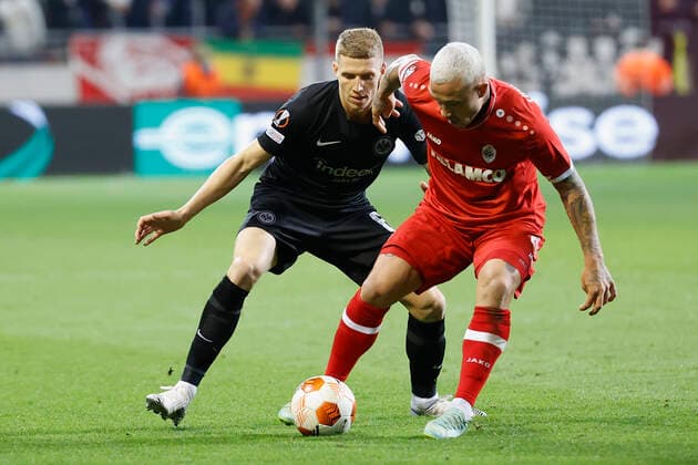 30 09 2021, Football, Europa League, 2021 2022, Royal Antwerpen Eintracht Frankfurt, BEL, Antwerp, Bosuilstadion Picture from left Kristijan Jakic Eintracht Frankfurt and Radja Nainggolan Royal Antwerpen FC Copyright: HMBxMedia xHeikoxBecker