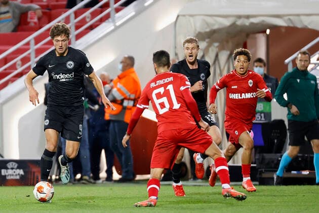 30 09 2021, Football, Europa League, 2021 2022, Royal Antwerpen Eintracht Frankfurt, BEL, Antwerp, Bosuilstadion Picture v li Sam Lammers Eintracht Frankfurt and Dinis Almeida Royal Antwerpen FC Copyright: HMBxMedia xHeikoxBecker