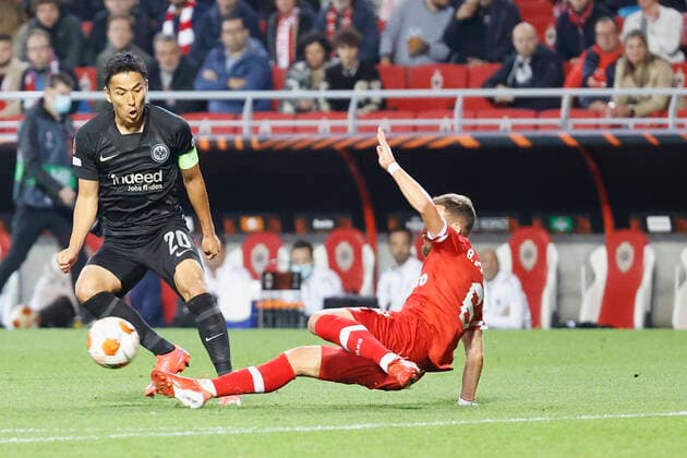 30 09 2021, Football, Europa League, 2021 2022, Royal Antwerpen Eintracht Frankfurt, BEL, Antwerp, Bosuilstadion Picture from left Makoto Hasebe Eintracht Frankfurt and Birger Verstraete Royal Antwerpen FC Copyright: HMBxMedia xHeikoxBecker