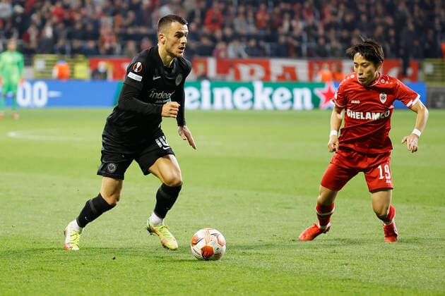 30 09 2021, Football, Europa League, 2021 2022, Royal Antwerpen Eintracht Frankfurt, BEL, Antwerp, Bosuilstadion Picture from left Filip Kostic Eintracht Frankfurt and Koji Miyoshi Royal Antwerpen FC Copyright: HMBxMedia xHeikoxBecker