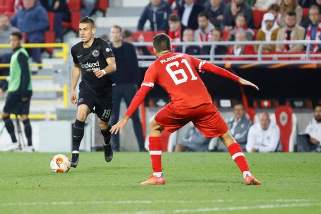 30 09 2021, Football, Europa League, 2021 2022, Royal Antwerpen Eintracht Frankfurt, BEL, Antwerp, Bosuilstadion Picture from left Rafael Borre Eintracht Frankfurt and Dinis Almeida Royal Antwerpen FC Copyright: HMBxMedia xHeikoxBecker