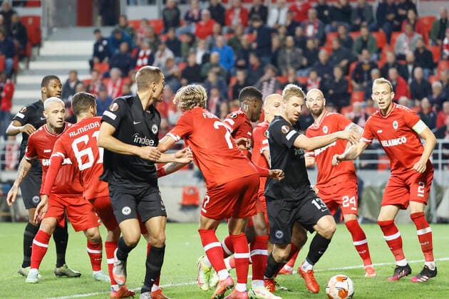 30 09 2021, football, Europa League, 2021 2022, Royal Antwerp Eintracht Frankfurt, BEL, Antwerp, Bosuilstadion picture Martin Hinteregger Eintracht Frankfurt m with a chance. Copyright: HMBxMedia xHeikoxBecker
