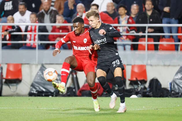 30 09 2021, Football, Europa League, 2021 2022, Royal Antwerpen Eintracht Frankfurt, BEL, Antwerp, Bosuilstadion Picture from left Aurelio Buta Royal Antwerpen FC and Jesper Lindstroem Eintracht Frankfurt Copyright: HMBxMedia xHeikoxBecker