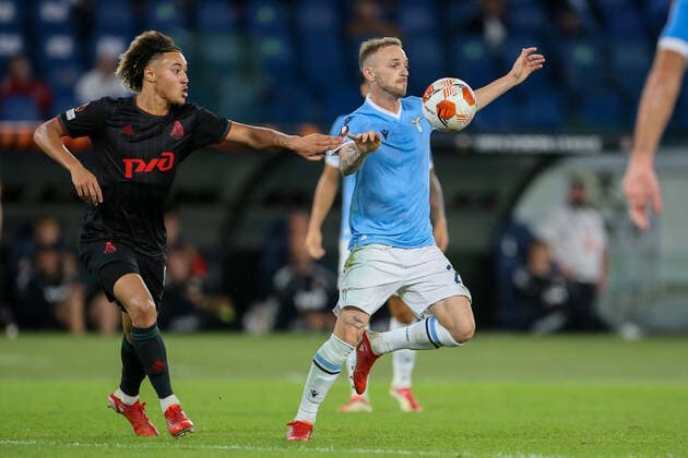 UEFA Europa League ( SS Lazio vs Lokomotiv Moskva - 20210930 ) ROME, ITALY, SEP 30: Alexis Beka Beka of Lokomotiv Moskva challenges Manuel Lazzari of SS Lazio during the UEFA Europa League group E match between SS Lazio and Lokomotiv Moskva at Olimpico Stadium on September 30, 2021 in Rome, Italy. SS Lazio won the match 2-0. Rome Olympic Stadium Italy 6995_247794 Copyright: xGiampieroxSposito PentaxPressx
