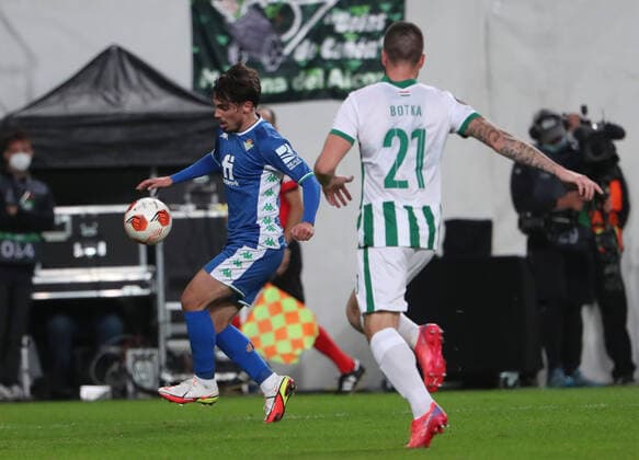 Football, Men, 2021 2022 season, UEFA Europa League Group G, Matchday 2 , Ferencvaros Budapest Real Betis Sevilla, v l Rodri Betis , Endre Botka, 30 09 2021, Copyright: xSzilviaxMichellerx xMatthiasxKochx