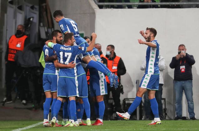 Football, Men, 2021 2022 season, UEFA Europa League Group G, Matchday 2 , Ferencvaros Budapest Real Betis Sevilla, Betis cheer after scoring 1 0, f l Borja Iglesias, Joaquin, Marc Bartra above , 30 09 2021, Copyright: xSzilviaxMichellerx xMatthiasxKochx