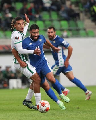 Football, Men, 2021 2022 season, UEFA Europa League Group G, Matchday 2 , Ferencvaros Budapest Real Betis Sevilla 1 3 , v l Samy Mmaee Budapest , Nabil Fekir Betis , 30 09 2021, Copyright: xSzilviaxMichellerx xMatthiasxKochx
