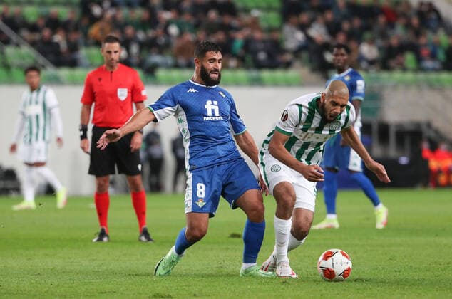 Football, Men, 2021 2022 season, UEFA Europa League Group G, Matchday 2 , Ferencvaros Budapest Real Betis Sevilla, v l Nabil Fekir Betis , Aissa Laidouni Budapest , 30 09 2021, Copyright: xSzilviaxMichellerx xMatthiasxKochx