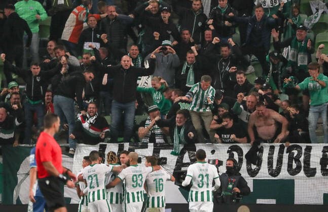 Football, Men, 2021 2022 season, UEFA Europa League Group G, Matchday 2 , Ferencvaros Budapest Real Betis Sevilla 1 3 , Budapest players and fans, cheering after goal to 1 1, 30 09 2021, Copyright: xSzilviaxMichellerx xMatthiasxKochx