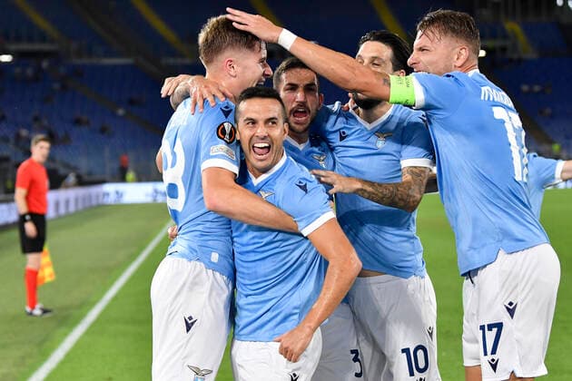 Sport Themen der Woche KW39 Sport Bilder des Tages Italy: S.S. Lazio vs Lokomotiv Moskva 2-0 Toma Baöi? and Pedro of SS LAZIO in action during the UEFA Europa League group E match between Lazio Roma Lokomotiv Moskva at Stadio Olimpico on September 30, 2021 in Rome, Italy. Rome Italy Copyright: DomenicoxCippitelli