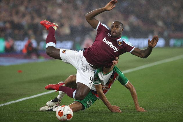 West Ham United v Rapid Vienna UEFA Europa League Leo Greiml of Rapid Vienna and Michail Antonio of West Ham United in action during the UEFA Europa League Group H match at the London Stadium, Stratford Content Not Available For UK Newspapers Copyright: xPaulxChestertonx FIL-15928-0162