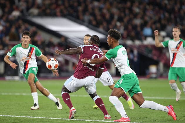West Ham United v Rapid Vienna UEFA Europa League Emanuel Aiwu of Rapid Vienna and Michail Antonio of West Ham United in action during the UEFA Europa League Group H match at the London Stadium, Stratford Content Not Available For UK Newspapers Copyright: xPaulxChestertonx FIL-15928-0138