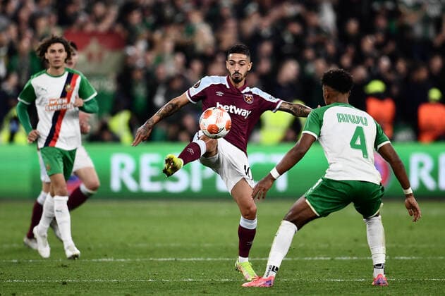 Football - 2021 2022 UEFA Europa League - Group H - Round Two - West Ham United vs Rapid Vienna - London Stadium - Thursday 30th September West Ham United s Manuel Lanzini battles for possession with Rapid Vienna s Emanuel Aiwu. COLORSPORT Ashley Western 