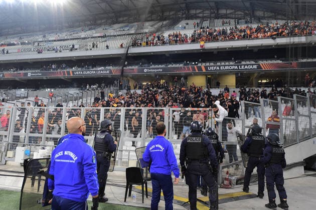 Fußball, EL, Olympique Marseille - Galatasaray Istanbul, Fangruppen beschießen sich mit Pyrotechnik Supporters de Galatasaray incident entre supporters FOOTBALL : OM vs Galatasaray - 30 09 2021 Mao Panoramic 