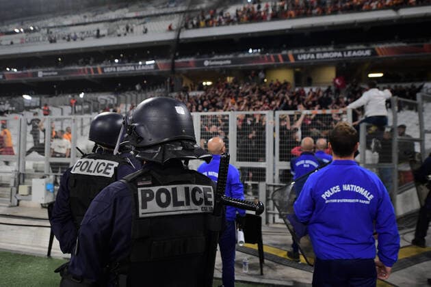 Fußball, EL, Olympique Marseille - Galatasaray Istanbul, Fangruppen beschießen sich mit Pyrotechnik Supporters de Galatasaray incident entre supporters FOOTBALL : OM vs Galatasaray - 30 09 2021 Mao Panoramic 