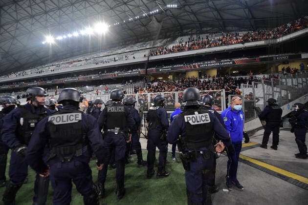 Fußball, EL, Olympique Marseille - Galatasaray Istanbul, Fangruppen beschießen sich mit Pyrotechnik Supporters de Galatasaray incident entre supporters FOOTBALL : OM vs Galatasaray - 30 09 2021 Mao Panoramic 