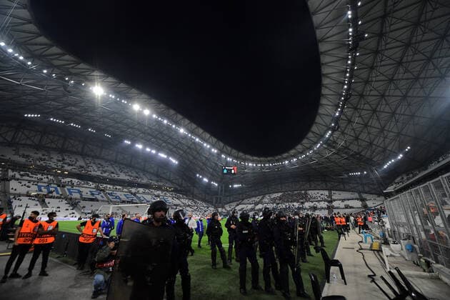 Fußball, EL, Olympique Marseille - Galatasaray Istanbul, Fangruppen beschießen sich mit Pyrotechnik Supporters de Galatasaray incident entre supporters FOOTBALL : OM vs Galatasaray - 30 09 2021 Mao Panoramic 