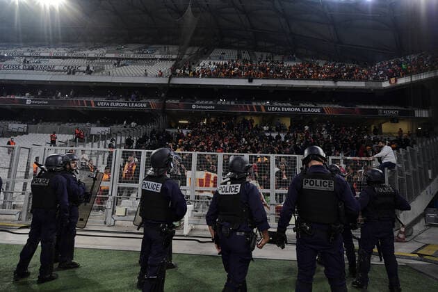Fußball, EL, Olympique Marseille - Galatasaray Istanbul, Fangruppen beschießen sich mit Pyrotechnik Supporters de Galatasaray incident entre supporters FOOTBALL : OM vs Galatasaray - 30 09 2021 Mao Panoramic 
