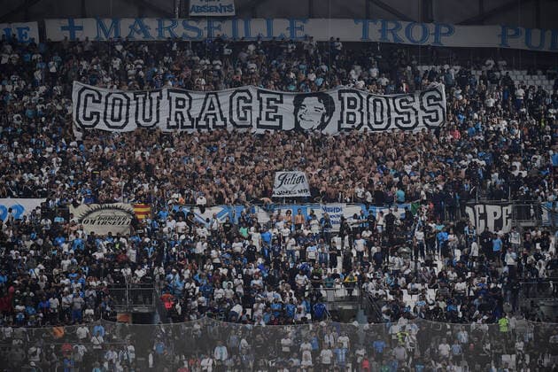 Fußball, EL, Olympique Marseille - Galatasaray Istanbul, Fangruppen beschießen sich mit Pyrotechnik Supporters marseillais au soutien de Bernard Tapi FOOTBALL : OM vs Galatasaray - 30 09 2021 Mao Panoramic 