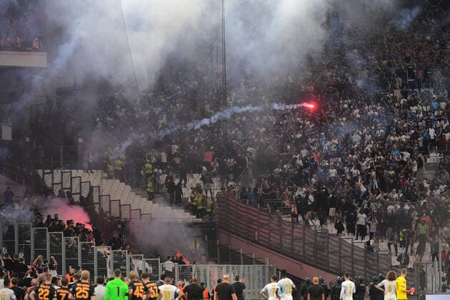 Football, EL, Olympique Marseille - Galatasaray Istanbul, Fan groups fire pyrotechnics at each other