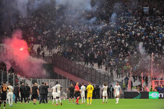 Fußball, EL, Olympique Marseille - Galatasaray Istanbul, Fangruppen beschießen sich mit Pyrotechnik fumigenes dans les tribunes match suspendu FOOTBALL : OM vs Galatasaray - 30 09 2021 Mao Panoramic 