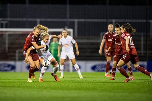 FLYERALARM Women Football Bundesliga 1 FC Koeln FC Bayern Muenchen 01 10 2021 Maximiliane Rall 8, FC Bayern Muenchen , Sharon Beck 10, 1 FC Koeln , Sarah Zadrazil 25, FC Bayern Muenchen FLYERALARM Women Football Bundesliga, 1 FC Koeln FC Bayern Muenchen, Koeln, Franz Kremer Stadion DFL REGULATIONS PROHIBIT ANY USE OF PHOTOGRAPHS AS IMAGE SEQUENCES AND OR QUASI VIDEO Copyright: xBEAUTIFULxSPORTS Wunderlx