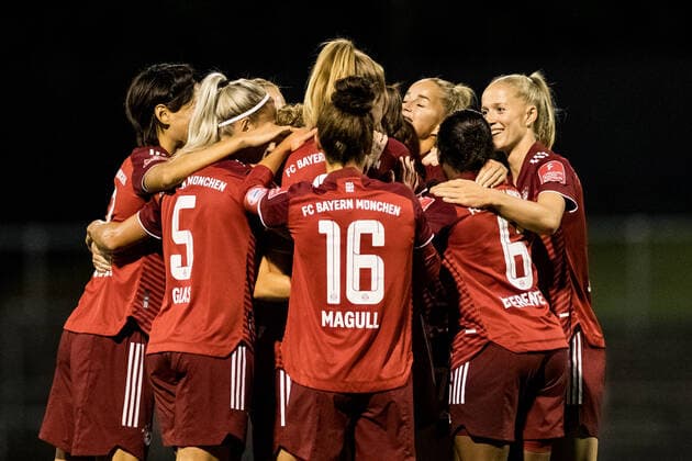 FLYERALARM Frauen Fussball Bundesliga 1 FC Koeln FC Bayern Muenchen 01 10 2021 Cheer for 0 1 by Maximiliane Rall 8, FC Bayern Muenchen FLYERALARM Frauen Fussball Bundesliga, 1 FC Koeln FC Bayern Muenchen, Koeln, Franz Kremer Stadion DFL REGULATIONS PROHIBIT ANY USE OF PHOTOGRAPHS AS IMAGE SEQUENCES AND OR QUASI VIDEO Copyright: xBEAUTIFULxSPORTS Wunderlx