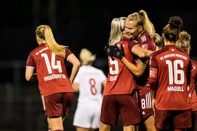 FLYERALARM Frauen Fussball Bundesliga 1 FC Koeln FC Bayern Muenchen 01 10 2021 Cheer for 0 1 by Maximiliane Rall 8, FC Bayern Muenchen FLYERALARM Frauen Fussball Bundesliga, 1 FC Koeln FC Bayern Muenchen, Koeln, Franz Kremer Stadion DFL REGULATIONS PROHIBIT ANY USE OF PHOTOGRAPHS AS IMAGE SEQUENCES AND OR QUASI VIDEO Copyright: xBEAUTIFULxSPORTS Wunderlx