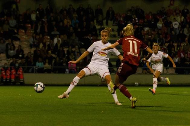 Cologne, Germany, Oct 1th 2021: Lea Schueller (11 FC Bayern Munich) taking a shot during the Flyerarlarm Frauen Bundesliga match between 1.FC Cologne and FC Bayern Munich at Franz-Kremer-Stadion in Cologne. Sven Beyrich SPP Flyerarlarm Frauenbundesliga - 1. FC Cologne v FC Bayern Munich 