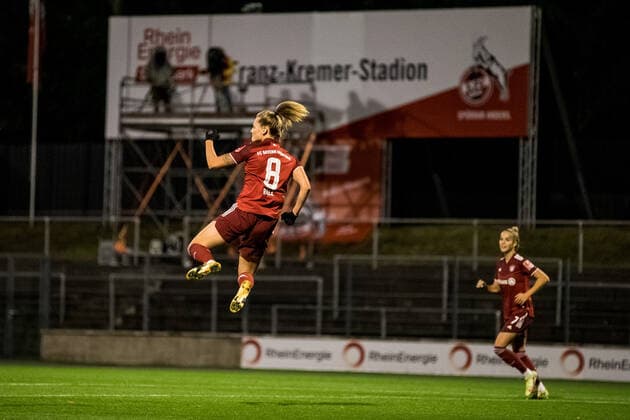 FLYERALARM Womens Soccer Bundesliga 1 FC Koeln FC Bayern Muenchen 01 10 2021 Maximiliane Rall 8, FC Bayern Muenchen celebrates the 0 3 FLYERALARM Womens Soccer Bundesliga, 1 FC Koeln FC Bayern Muenchen, Koeln, Franz Kremer Stadion DFL REGULATIONS PROHIBIT ANY USE OF PHOTOGRAPHS AS IMAGE SEQUENCES AND OR QUASI VIDEO Copyright: xBEAUTIFULxSPORTS Wunderlx