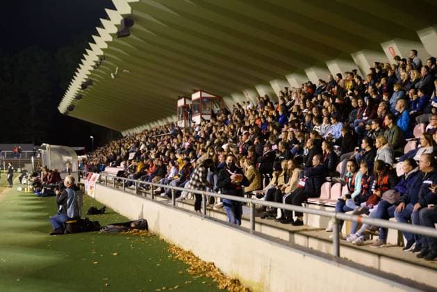 Cologne, Germany, Oct 1th 2021: Mainstand filled with fans during the Flyerarlarm Frauen Bundesliga match between 1.FC Cologne and FC Bayern Munich at Franz-Kremer-Stadion in Cologne. Sven Beyrich SPP Flyerarlarm Frauenbundesliga - 1. FC Cologne v FC Bayern Munich 
