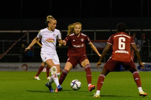 Cologne, Germany, Oct 1th 2021: Mandy Islacker (8 1. FC Cologne) and Glodis Viggosdottir (14 FC Bayern Munich) during the Flyerarlarm Frauen Bundesliga match between 1.FC Cologne and FC Bayern Munich at Franz-Kremer-Stadion in Cologne. Sven Beyrich SPP Flyerarlarm Frauenbundesliga - 1. FC Cologne v FC Bayern Munich 